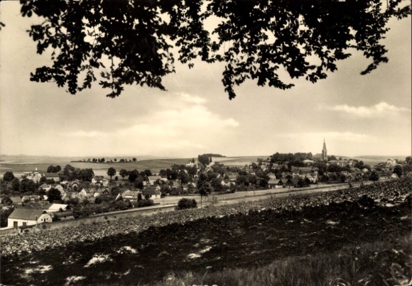 Ak Raum Stollberg im Erzgebirge, Schwarz-Weiß-Dorfansicht, Kirche, Landschaft, Wolken