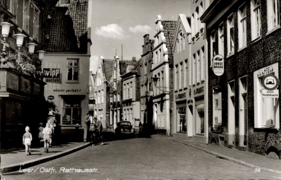 Postcard Leer in East Frisia, view of Rathausstraße, children on the street, old buildings, car