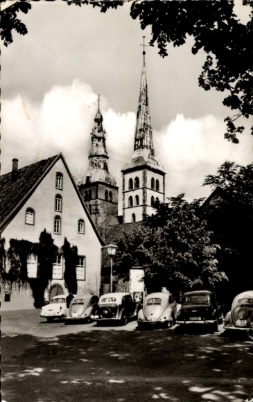 Ak Lemgo in Lippe, Historische Gebäude, Türme von St. Nicolai, alte Autos, Baum, Wolken