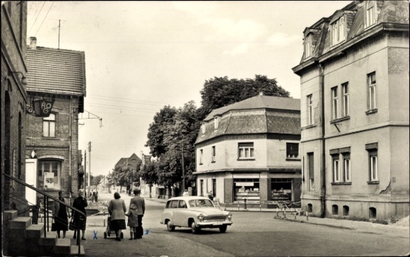 Ak Röblingen am See Mansfelder Land, Stadtstraße mit alten Häusern, Auto, Reisende mit Koffern
