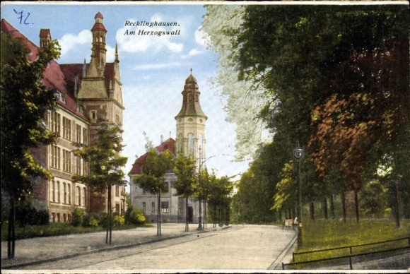 Ak Recklinghausen im Ruhrgebiet, Historische Straße, Gebäude mit Türmen, Parkansicht