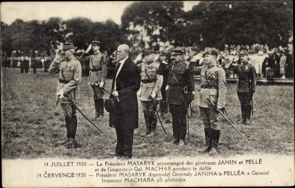 Postcard Tomáš Garrigue Masaryk, Generals Janin and Pelle, during the parade, July 14, 1920
