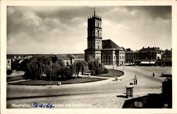 KP Neustrelitz w Meklemburgii, rynek, kościół miejski, architektura, czarno-biały, widok na miasto