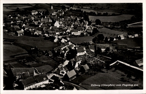 Ak Velburg in der Oberpfalz, Luftbild von Velburg,  Architektur, ländliche Landschaft