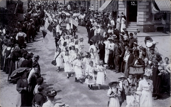 Photo Postcard Lauter Bernsbach Erzgebirge Saxony, parade, children in traditional costume, girls in white dresses