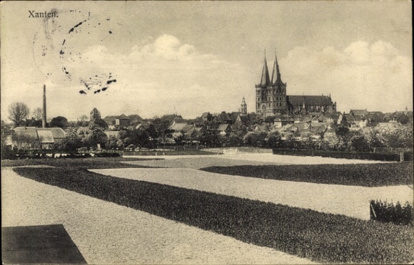 Ak Xanten am Niederrhein, Stadtansicht mit Kirche, Wiese, Bäume,  