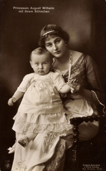 Ak Alexandra Viktoria von Schleswig Holstein Sonderburg Glücksburg mit Sohn, Ehefrau August Wilhelm