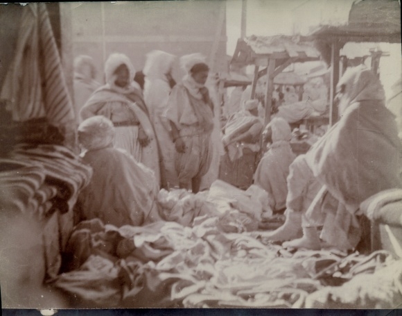 Photo around 1900, Algeria? Market, Arab traders