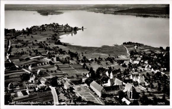 Ak Mittelzell Insel Reichenau im Bodensee, Luftaufnahme der Insel Reichenau, Bodensee, der Münste