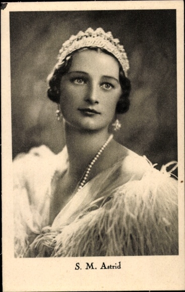 Postcard Astrid of Sweden, Queen of Belgium, portrait