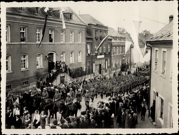 Photo Helmbrechts in Upper Franconia, military parade in town, spectators, soldiers