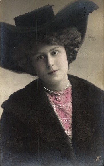 Postcard Hammelburg in Lower Franconia, Bavaria. A young woman with a hat and fur wears a necklace with...