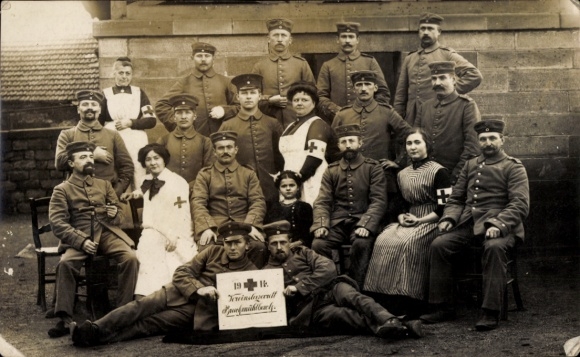 Photo Postcard Kaiserslautern? Club hospital, wounded soldiers, nurses, group photo