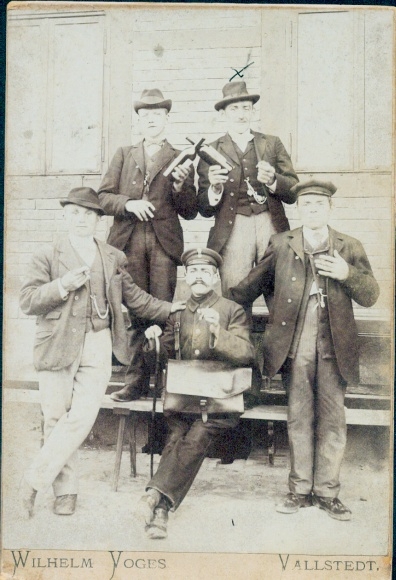 Kastfoto Vallstedt Vechelde Nedersaksen, groepsfoto mannen, postbode, wijnflessen