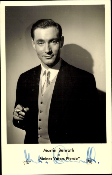 Postcard actor Martin Benrath, portrait with cigarette, autograph