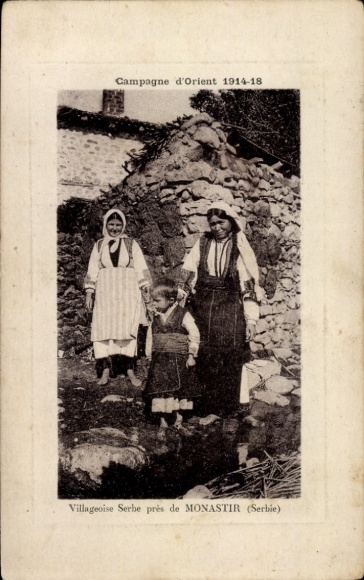 Postcard Bitola Monastir Macedonia, Serbian village, women and child in traditional costume, WWI