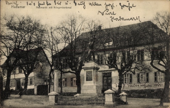 Ak Hadamar im Westerwald Hessen,  Neumarkt mit Kriegerdenkmal, Statue in der Mitte, alte Gebäude