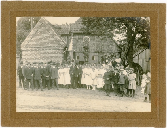 Photo Ahlden an der Aller?, Party in front of a farmhouse