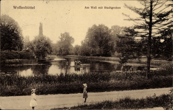 Ak Wolfenbüttel in Niedersachsen, Landschaftsaufnahme, Parklandschaft, Teich, Spaziergänger,  Sti