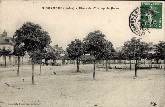 Postcard Aigurande Indre, Place du Champ de Foire, French Republic, trees and architecture