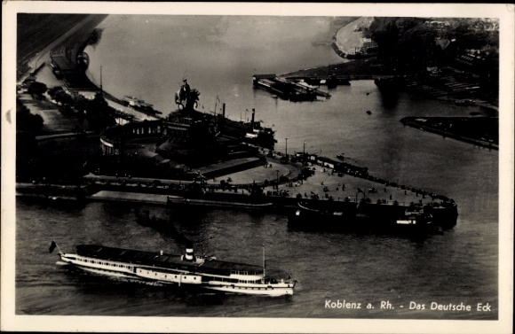 Ak Koblenz am Rhein, Luftaufnahme von  Deutsches Eck, Schiffe auf dem Wasser