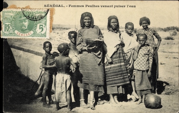Postcard Senegal, women from the Peulhe people at the well