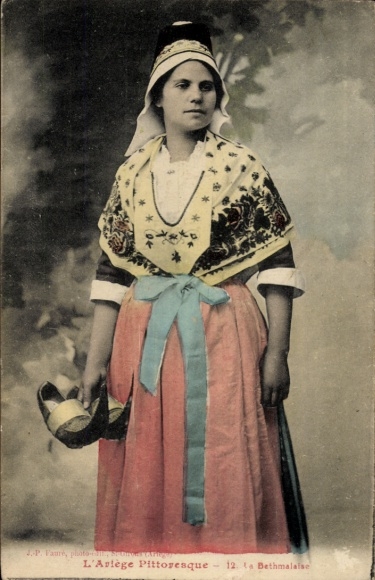 Ak Bethmale Ariège, Frau in Landestracht