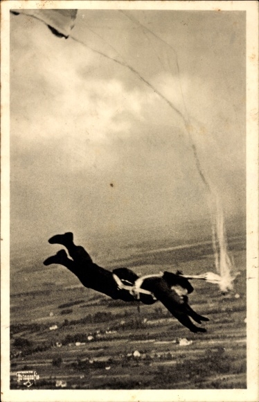Ak Fallschirmjäger der Deutschen Luftwaffe im freien Fall nach dem Absprung, II. WK