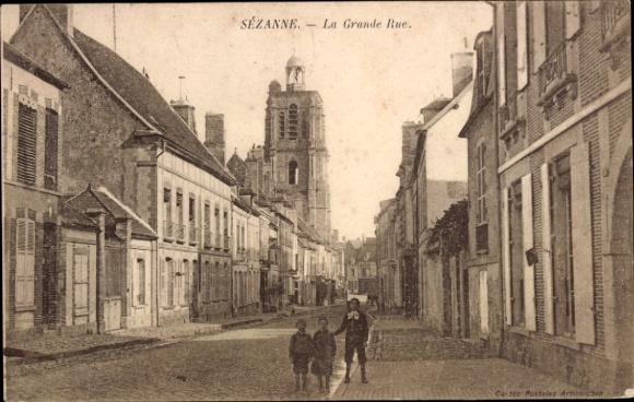 Ak Sézanne Marne, Straße mit Häusern, Glockenturm, zwei Kinder, Frau mit Kind