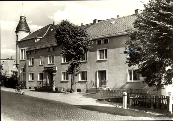 Postcard Großröhrsdorf in Saxony, restaurant Grüner Baum, single-story building, trees, cyclists