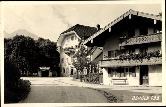Ak Bergen im Chiemgau Oberbayern, Straßenpartie, Gasthof
