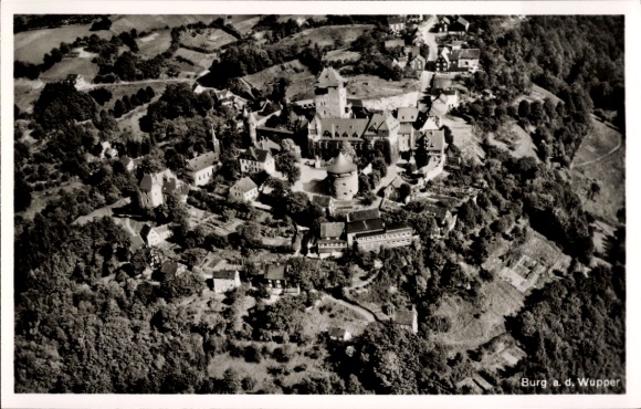 Ak Burg an der Wupper Solingen, Vogelperspektive der Burg, umliegende Gebäude, Landschaft