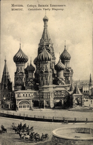 Postcard Moscow Russia, St. Basil's Cathedral, Moscow architecture, horse-drawn carriages