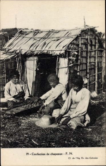 Postcard Madagaskar, Hat making