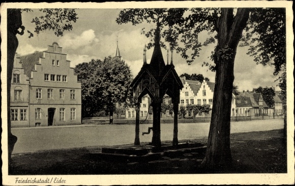 Ak Friedrichstadt Eider, Blick auf den Marktplatz mit alter Wasserpumpe