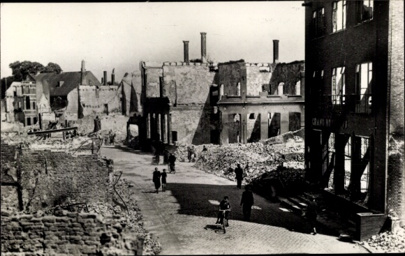 Postcard Middelburg Zeeland Netherlands, Lange Delft, war damages WWII