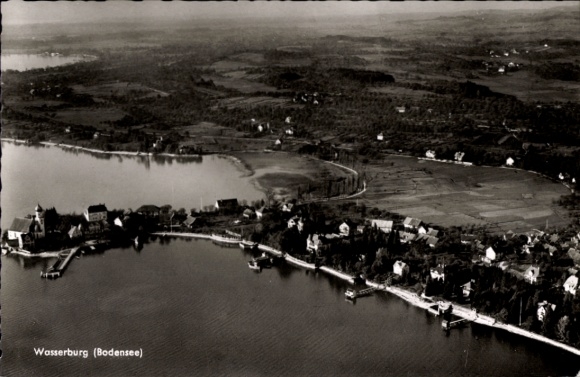 Ak Wasserburg am Bodensee Schwaben, Luftaufnahme von Wasserburg, Bodensee, schwarz-weiß, viele Hä