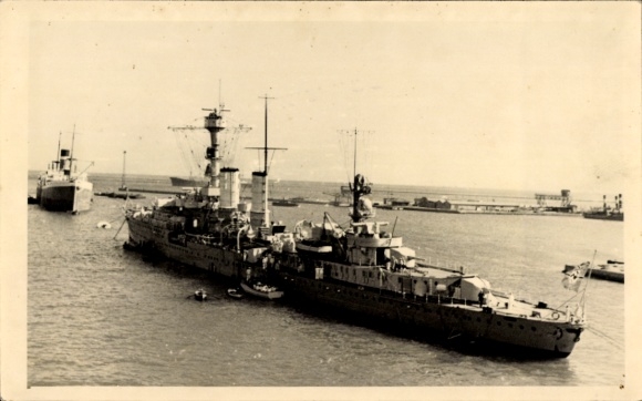 Foto Ak Deutsches Kriegsschiff, Leichter Kreuzer Emden, Kriegsmarine