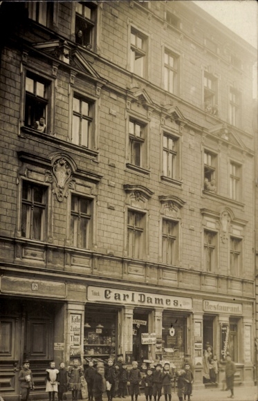 Photo Postcard Berlin Spandau, Mittelstraße 18, Carl Dames shop, restaurant, residents, group of children