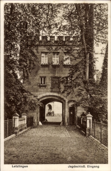 KP Letzlingen Gardelegen Altmark, wejście do domku myśliwskiego, historyczna architektura, drzewa, ścieżka