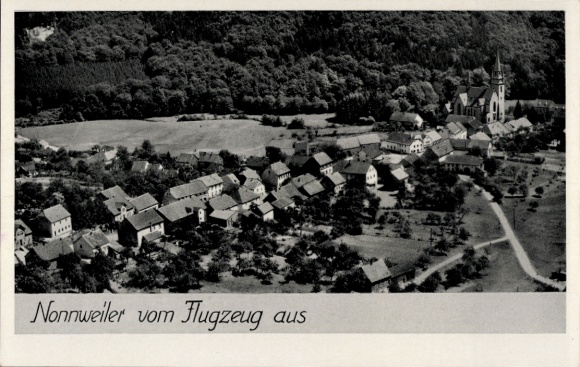 Ak Nonnweiler Saarland, luchtfoto van huizen, kerk, omringende natuur