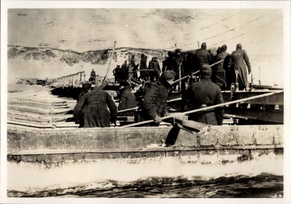 Foto Heinrich Hoffmann, Deutsche Pioniere beim Bau einer Pontonbrücke über die Wolga, Januar 1942