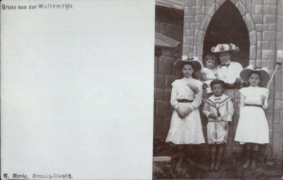 Photo Postcard Dresden Cotta Kemnitz Weltemühle, Lunapark, woman with children