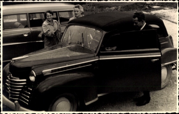 Foto Ak Automobil am Pass Gschütt, Salzkammergut Österreich, Mann, zwei Frauen, 1957