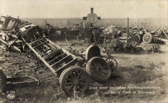 Postcard Marcilly le Pavé Loire, grave of a German motor convoy