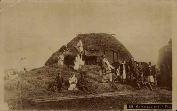 Photo PC Poland, grain harvest, women in traditional costumes, German soldiers in uniform, World War I