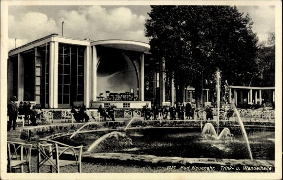 Ak Bad Neuenahr Ahrweiler Rheinland Pfalz,  Trink- und Wandelhalle, Brunnen, Menschen, Musik