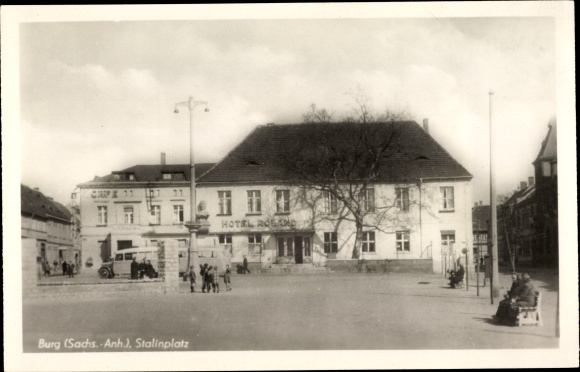 Postcard Burg bei Magdeburg, Stalinplatz, Hotel Roland
