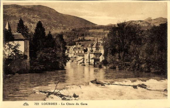 Ak Lourdes Hautes Pyrénées, Flusslandschaft, Gebäude, Bäume, Berge, Wasserfall