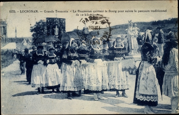 Postcard Locronan Finistère, The Procession leaving the Bourg for the traditional route